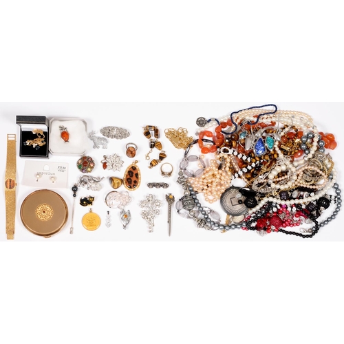 213 - Miscellaneous costume jewellery, to include a necklace of tiger eye beads, wristwatch, compact, etc... 