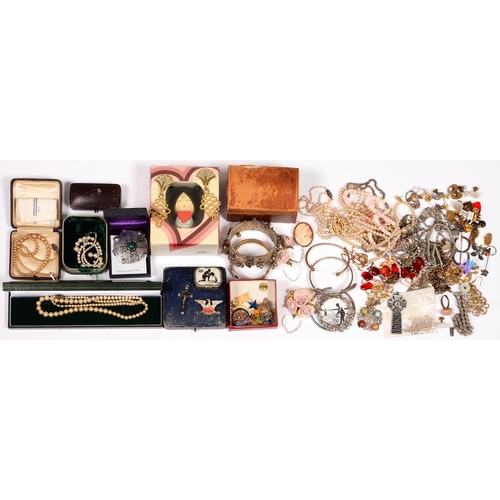 214 - Miscellaneous costume jewellery, including a cameo and other brooches, necklaces, etc... 