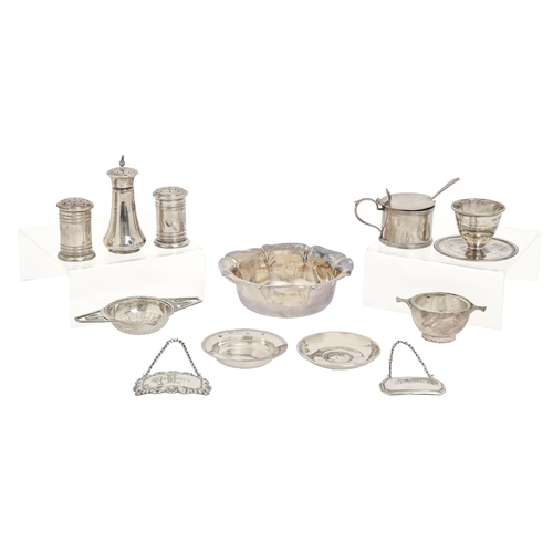 289 - Miscellaneous English silver articles, first half 20th c, to include an eggcup, condiments, ashtrays... 