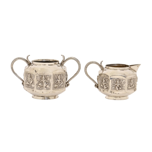 350 - An Indian silver octagonal repousse cream jug and matching sugar bowl, early 20th c, with cobra hand... 