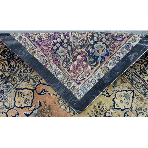 952 - An Antique Isfahan rug, 199 x 143cm