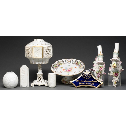 498 - Miscellaneous German ornamental porcelain, second half 20th c, to include a tray and various objects... 