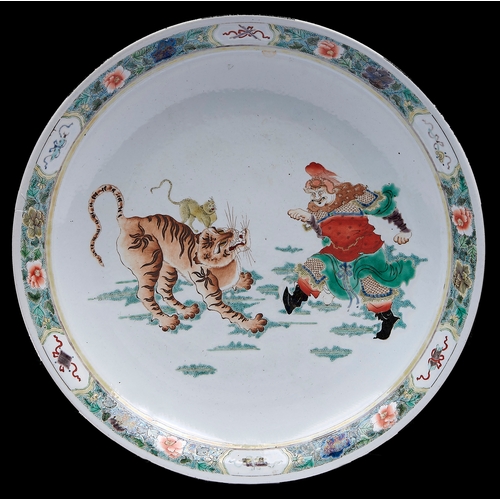 436 - A Chinese famille verte dish, 19th c, enamelled with a ferocious tiger and equally ferocious man, th... 