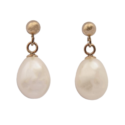 104 - A pair of cultured pearl earrings, mounted in gold, 16mm, 1.6g