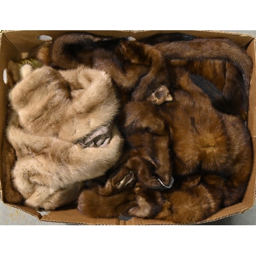 1176 - Vintage clothing. A quantity of fur  stoles, etc