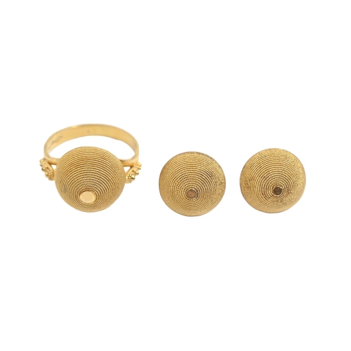 169 - A gold ring and pair of matching ear studs, marked 750, 10g, ring size M