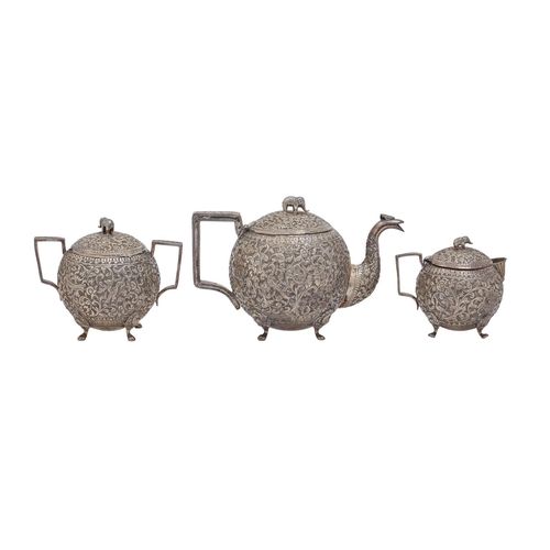 315 - An Indian silver spherical repousse tea service, Cutch, late 19th c, with elephant finial, teapot 12... 