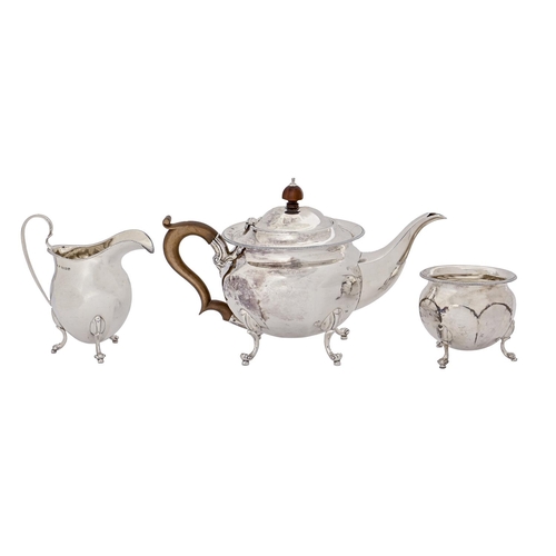 335 - A George V silver tea service, teapot 17cm h, by Ernest Druiff & Co, Birmingham 1920, 31ozs (3)... 