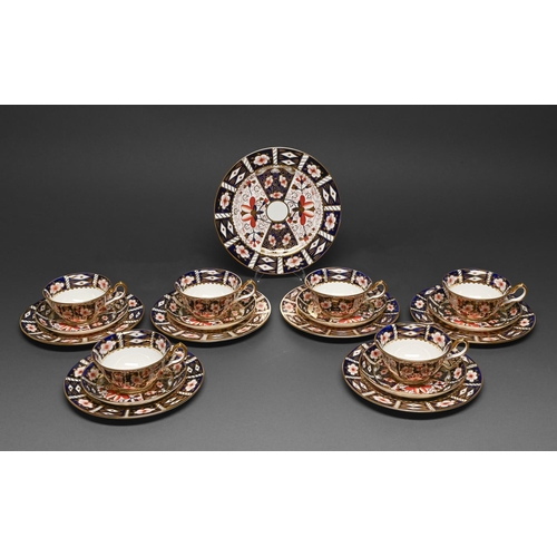 425 - A Royal Crown Derby Old Derby Witches pattern tea service, 1928 and circa, plates 18.5 and 21cm diam... 