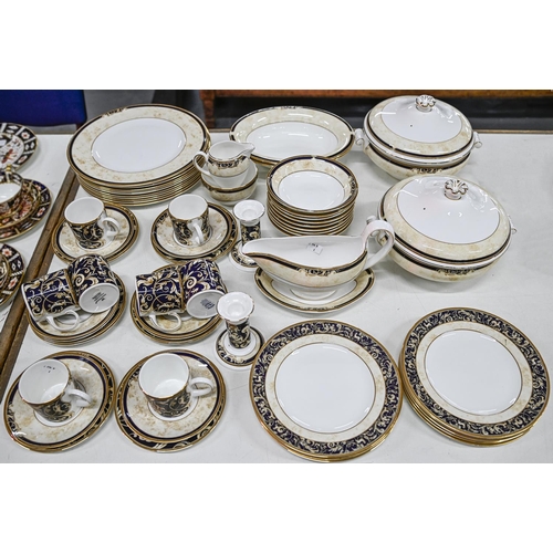 426 - An extensive Wedgwood bone china Cornucopia pattern dinner service, late 20th c, printed mark... 