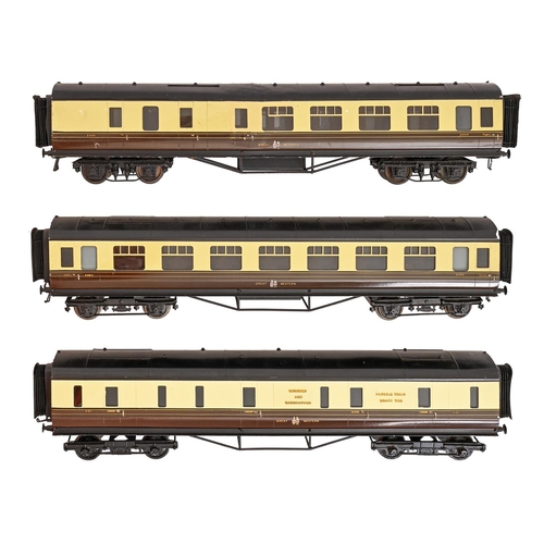 607 - Three 7mm finescale GWR twin bogie corridor coaches by Exley, comprising a guard/3rd, a 3rd/composit... 