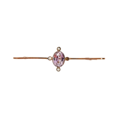 77 - An amethyst and seed pearl bar brooch, early 20th c, in gold, 61mm l, marked 15ct, 3.7g... 