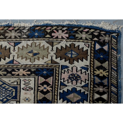 924 - A rug, late 19th/early 20th c, 163 x 131cm