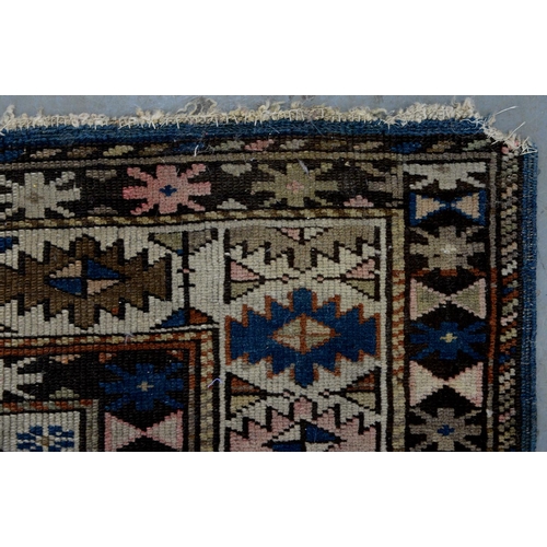 924 - A rug, late 19th/early 20th c, 163 x 131cm