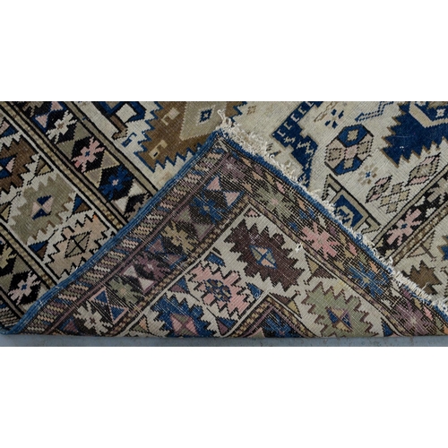 924 - A rug, late 19th/early 20th c, 163 x 131cm