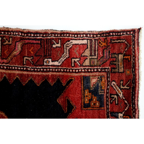 944 - An Persian Hamadan rug (Honcha medallian), 210 x 130cm