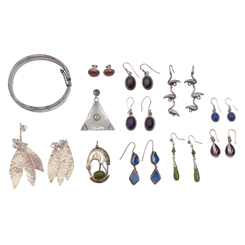 99 - Miscellaneous silver jewellery, to include a silver and enamel bangle and lapis lazuli, amethyst and... 