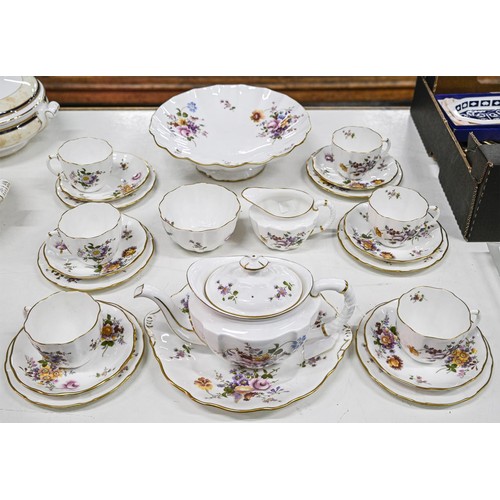 427 - A Royal Crown Derby Derby Posies pattern tea service and a matching fruit stand, late 20th c, printe... 