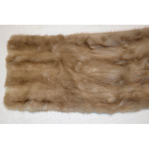 1176 - Vintage clothing. A quantity of fur  stoles, etc