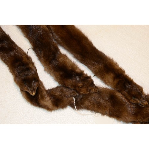 1176 - Vintage clothing. A quantity of fur  stoles, etc