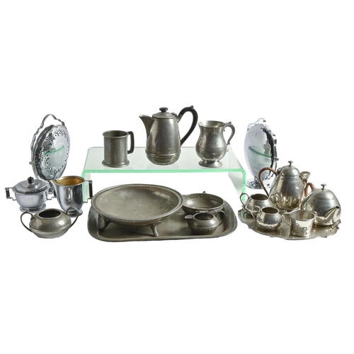 569 - Miscellaneous plated and other metal ware, including pewter tankards and hollow ware, mid 20th c... 