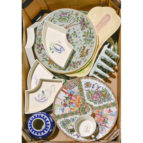 596 - Miscellaneous ceramics, including a pair of famille rose plates, Wedgwood and other tea and dinner w... 