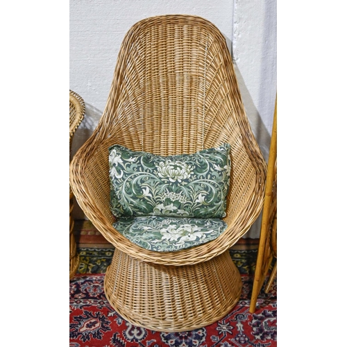 625 - A quantity of wicker furniture, including a three-fold screen, baskets, chairs, canterbury, etc... 