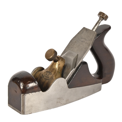 572 - A Norris AD dovetailed smoothing plane, 24cm l, in felt lined wooden box