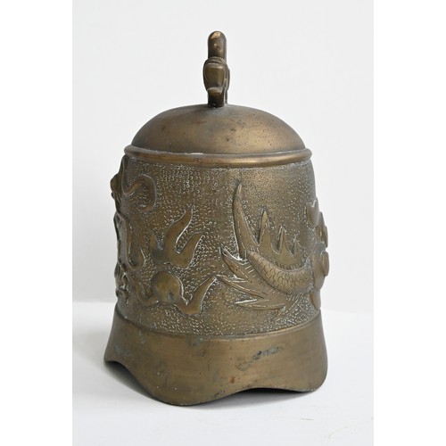 567 - A Chinese bronze bell, early 20th c, 19cm h