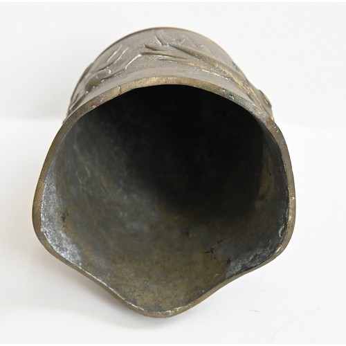 567 - A Chinese bronze bell, early 20th c, 19cm h