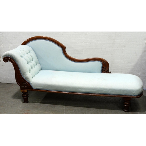 1184 - A Victorian mahogany chaise longue, on turned legs