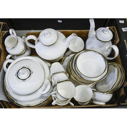 1243 - Extensive Royal Doulton Rhodes tea and dinner service