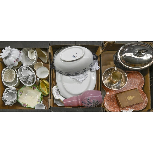 1253 - Miscellaneous ornamental and other pottery and porcelain, to include jelly moulds, 19th c and later,... 