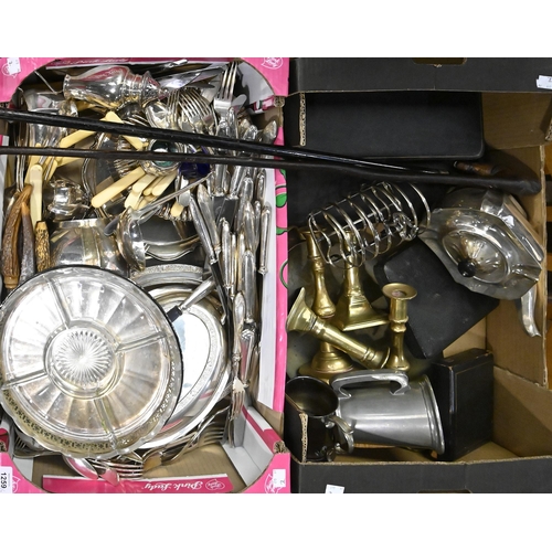 1259 - Miscellaneous plated ware, to include a toast rack, caster, tea service, entree dish and flatware, a... 