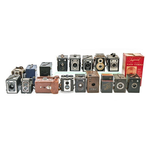 1321 - Miscellaneous boxed Brownie and other cameras, including Ross Ensign and other twin lens reflex came... 