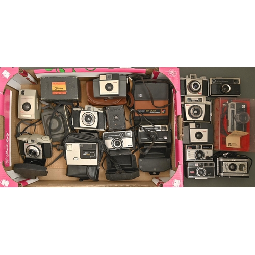 1323 - Miscellaneous Kodak roll film cameras, including various Brownie Instamatic and Duaflex, EK200 Insta... 