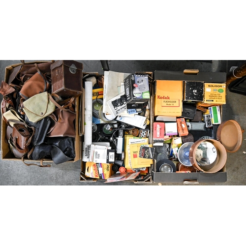 1333 - Photography. Miscellaneous accessories, flash guns, lenses, filters and cases