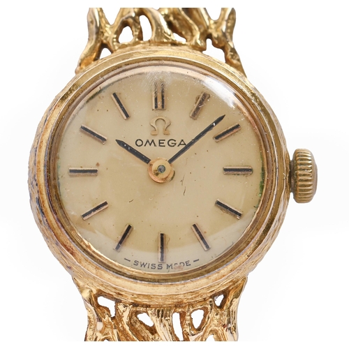 187 - An Omega 9ct gold lady's wristwatch, 17mm diam, on 9ct gold bracelet of cast openwork links, 18.8g, ... 