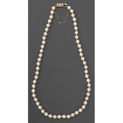 204 - A single row cultured pearl necklace, of approx. 6mm cultured pearls, 9ct gold bow clasp, 21g... 