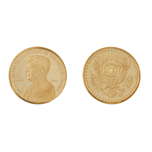 224 - President John F Kennedy. An 18ct gold memorial medal, 32mm diam, by Metalimport Ltd, London 1965, w... 