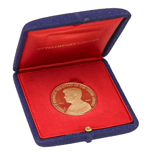 224 - President John F Kennedy. An 18ct gold memorial medal, 32mm diam, by Metalimport Ltd, London 1965, w... 