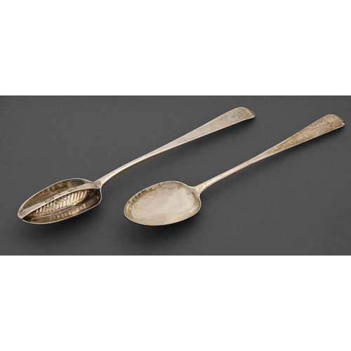 290 - An Irish George III silver straining spoon and a gravy spoon en suite, of Irish pointed Old English ... 