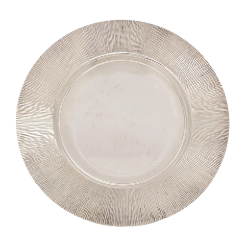 327 - An Elizabeth II silver dish, with textured border, 18cm diam, by C J Vander Ltd, London 1972, 9ozs 2... 