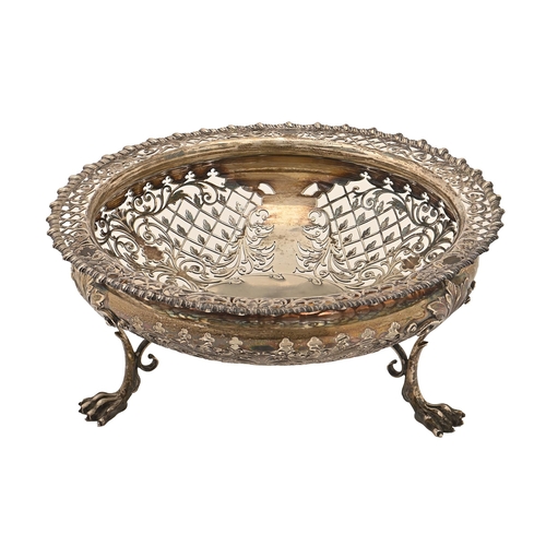 331 - An Edwardian saw pierced silver fruit bowl, with gadrooned rim, on three paw feet, 20.5cm diam, by J... 