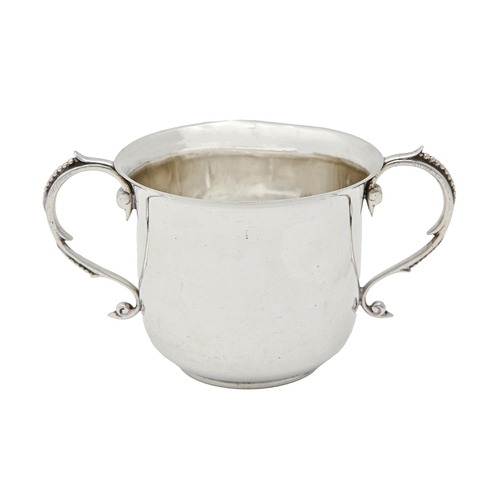 338 - An Edwardian silver porringer, with beaded handles, 90mm h, by D & J Wellby Ltd, London 1901, 7o... 