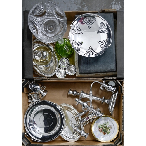 392 - Miscellaneous plated ware, to include a candelabrum, cake and other baskets and cased sets of flatwa... 