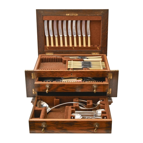 400 - An oak two drawer canteen, early 20th c, containing miscellaneous plated flatware and a cased set of... 