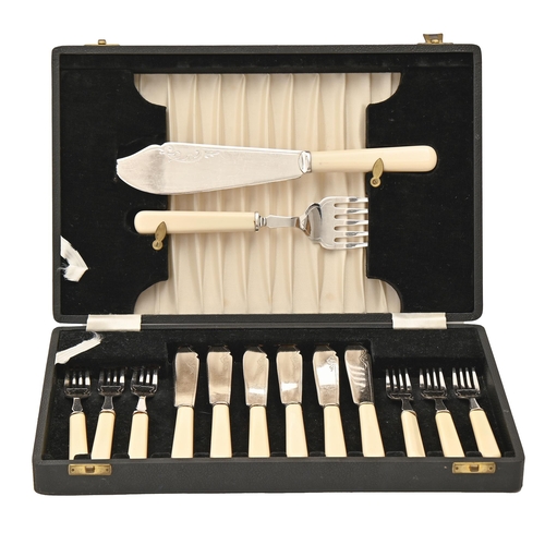 400 - An oak two drawer canteen, early 20th c, containing miscellaneous plated flatware and a cased set of... 