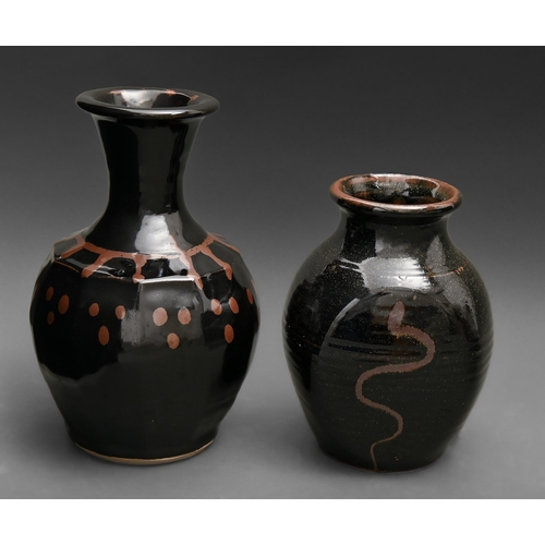 427 - Studio pottery. Edward (Eddie) Hopkins (1941 - ) - Vase, stoneware, in tenmoku glaze with brushed 's... 