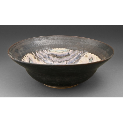 440 - Studio pottery. June Mullarkey (1947 - ) - Bowl, thrown stoneware in reduction glaze, including bari... 